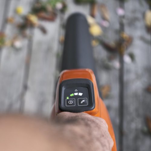 HUSQVARNA 120IB AKKUMULÁTOROS LOMBFÚVÓ (AKKUVAL ÉS TÖLTŐVEL)