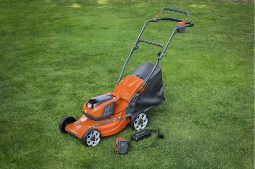 HUSQVARNA LC 137I KIT Akkumulátoros fűnyíró (2DB AKKU+TÖLTŐ)