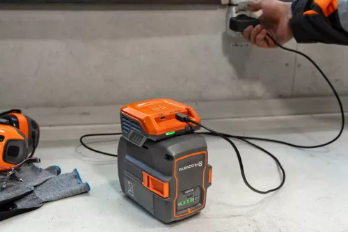HUSQVARNA 40-USB150X AKKU TÖLTŐ