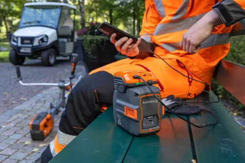 HUSQVARNA 40-USB150X AKKU TÖLTŐ